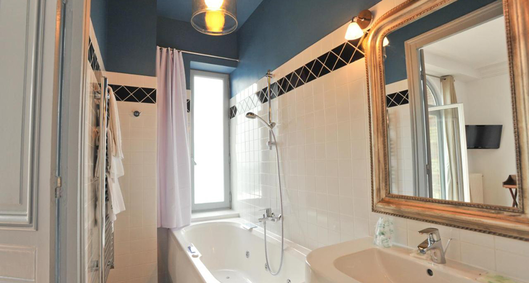 bath at the Hotel Le Rayon Vert