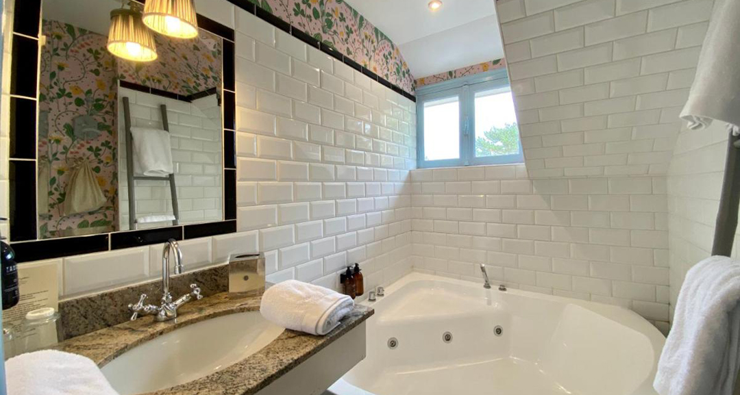 bathroom at the Hotel Le Donjon